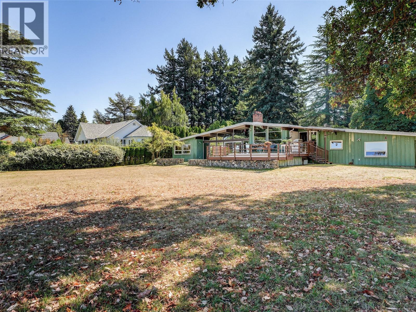 Photo 12 of 4598 Torquay Dr, Saanich BC