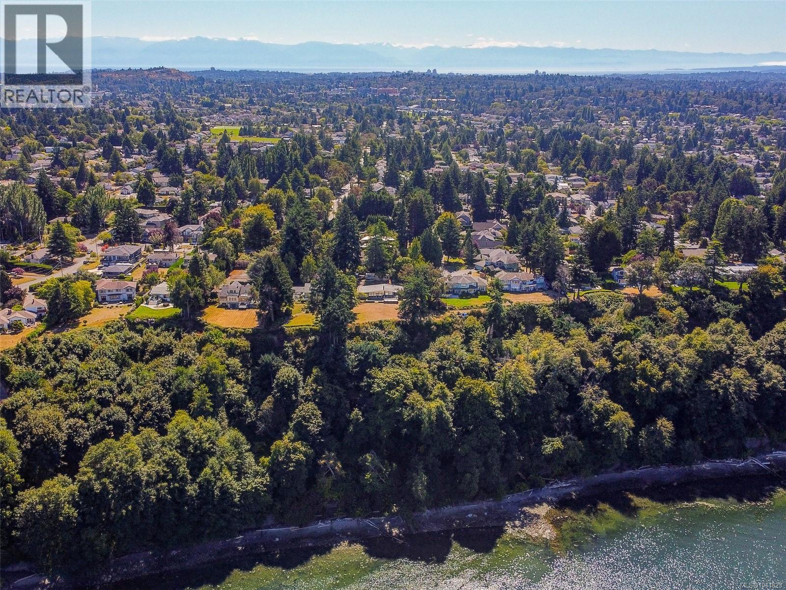Photo 6 of 4598 Torquay Dr, Saanich BC