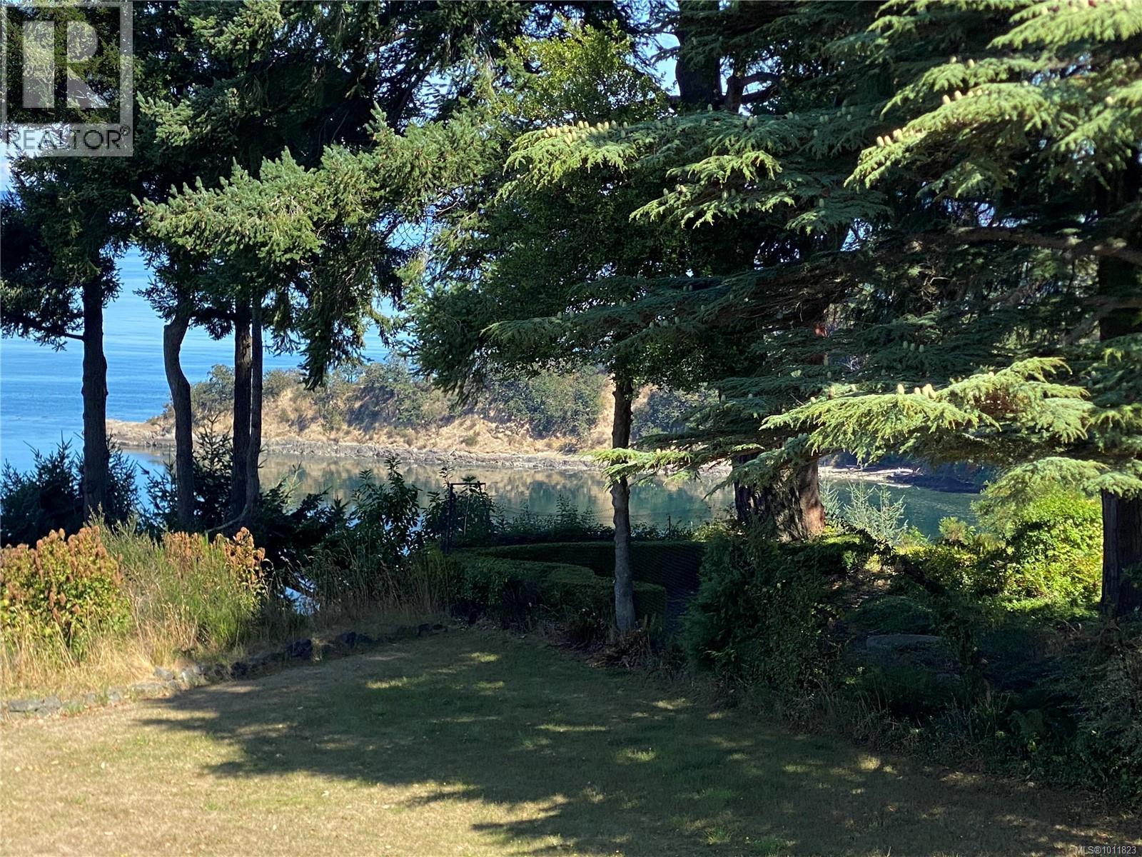 Photo 10 of 4598 Torquay Dr, Saanich BC