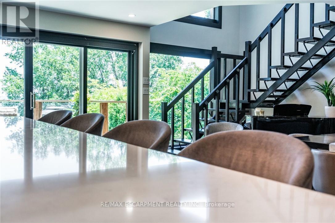 Photo 11 of 822 Danforth Place, Burlington ON