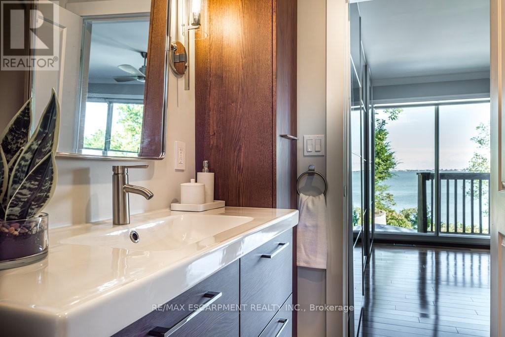 Photo 15 of 822 Danforth Place, Burlington ON