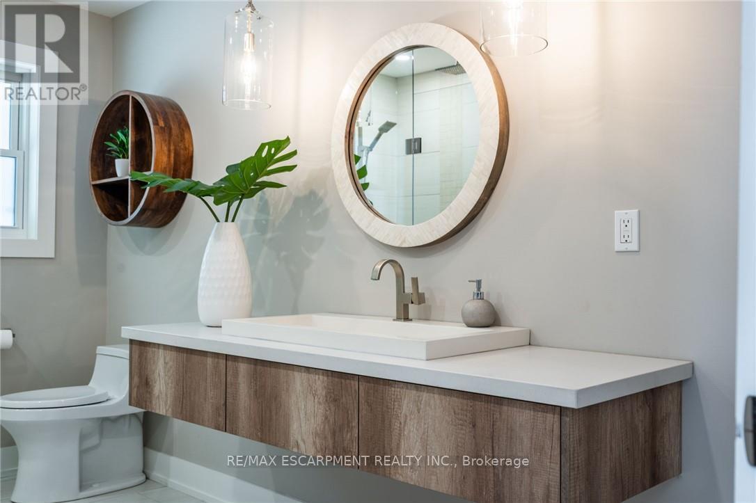 Photo 23 of 822 Danforth Place, Burlington ON