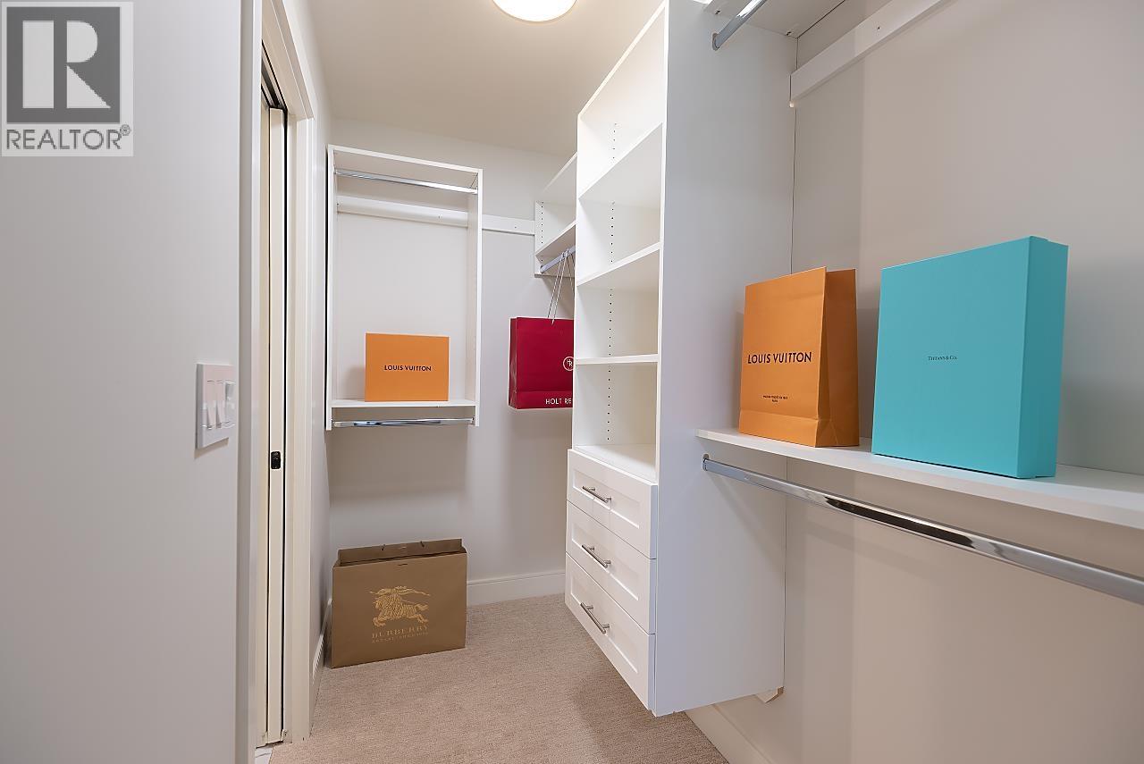 207 1633 TATLOW AVENUE, North Vancouver