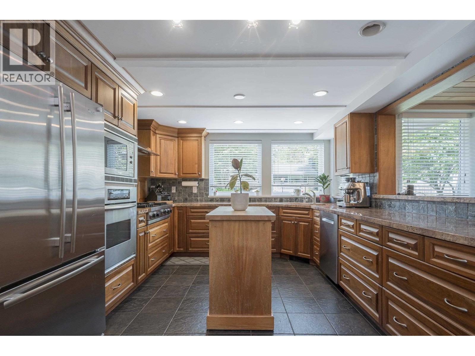 Photo 5 of 12350 Carlton Street, Maple Ridge BC