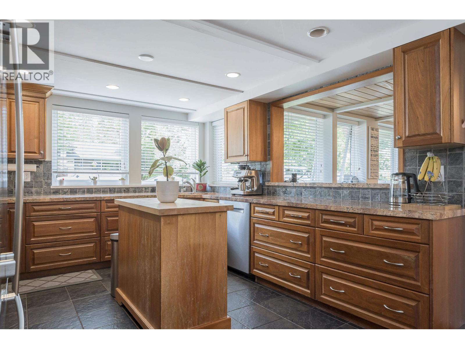 Photo 6 of 12350 Carlton Street, Maple Ridge BC
