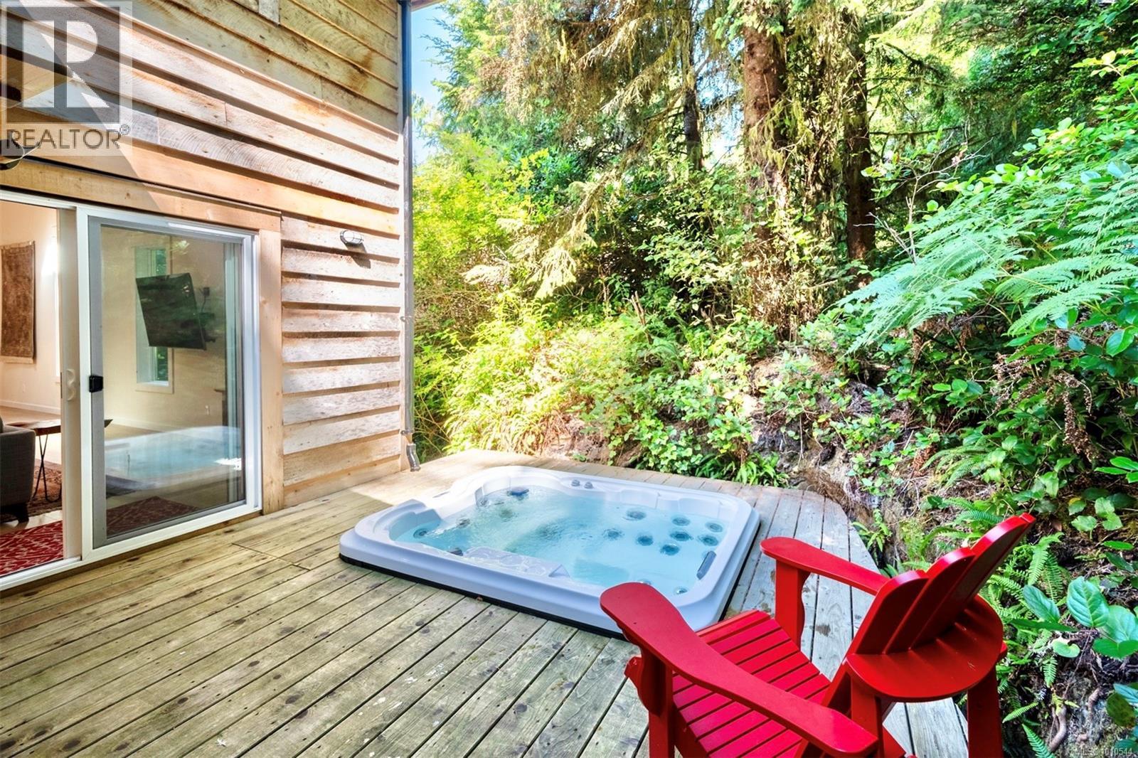 1316 Lynn Rd, Tofino