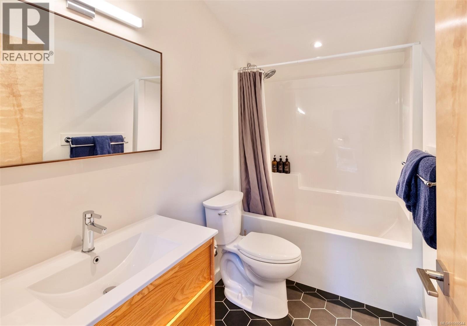 1316 Lynn Rd, Tofino