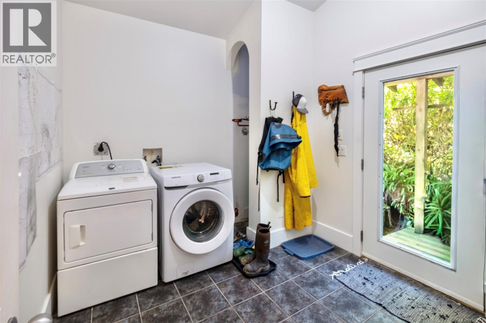 1316 Lynn Rd, Tofino