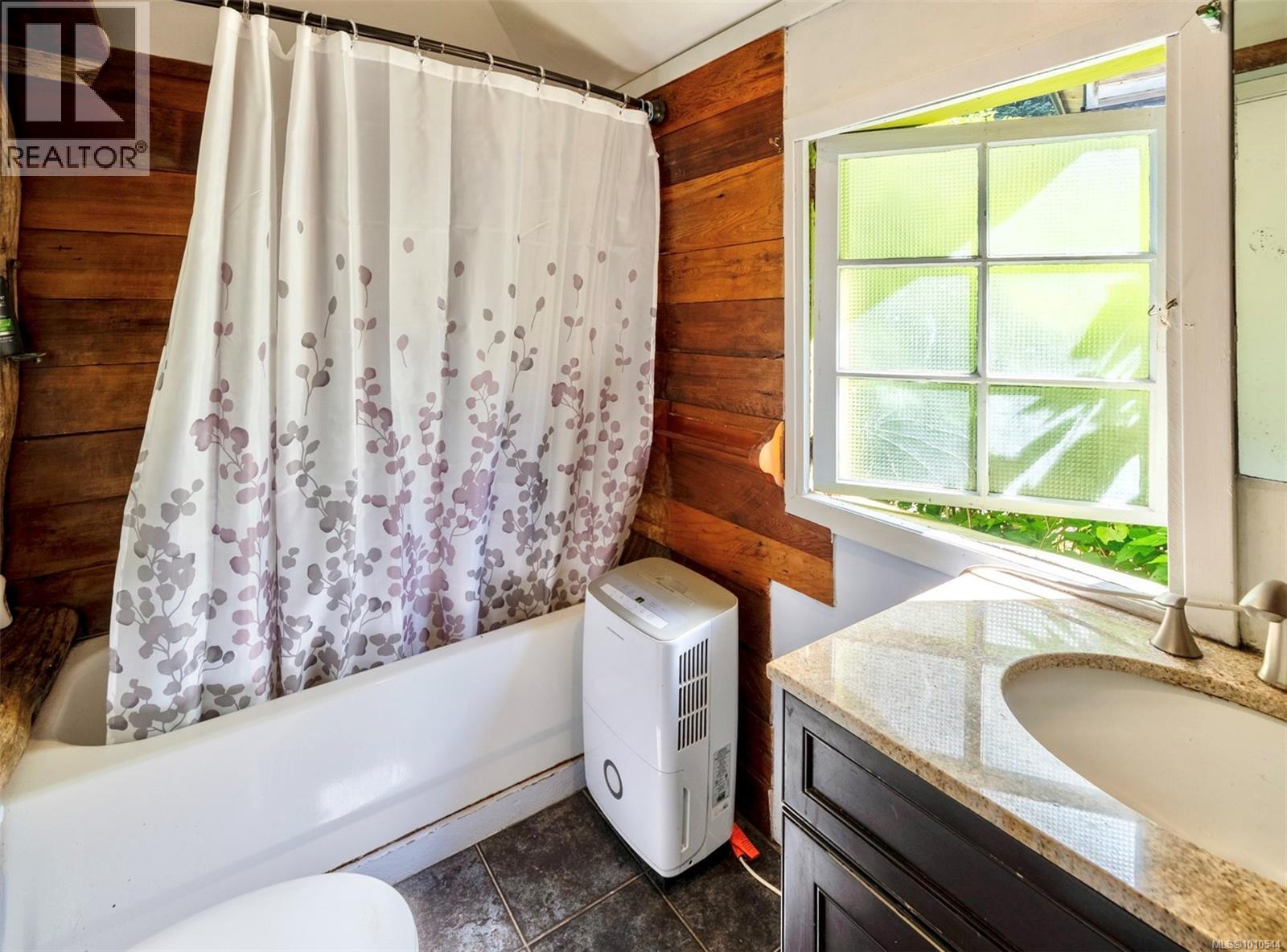 1316 Lynn Rd, Tofino