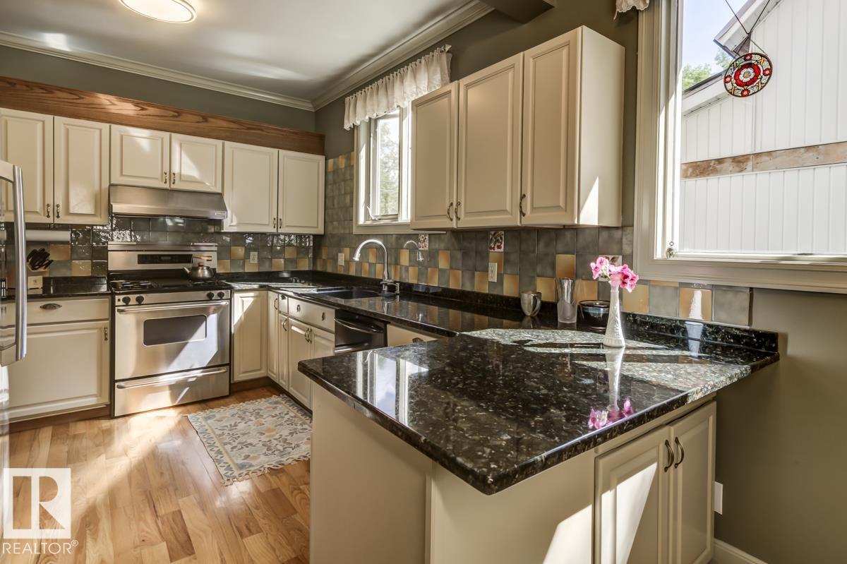 Photo 15 of 9523 101 St Nw, Edmonton AB
