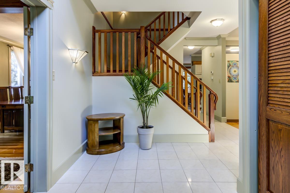 Photo 6 of 9523 101 St Nw, Edmonton AB