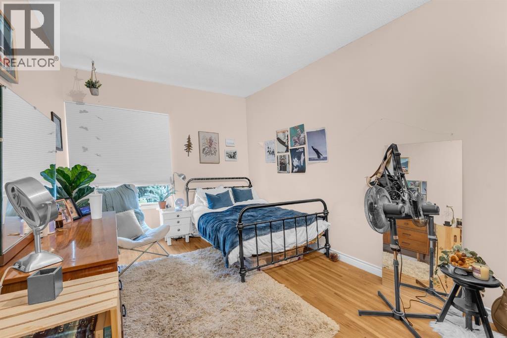 Multi-family House Bi-level for Sale in  Vance Place NW Varsity Calgary 