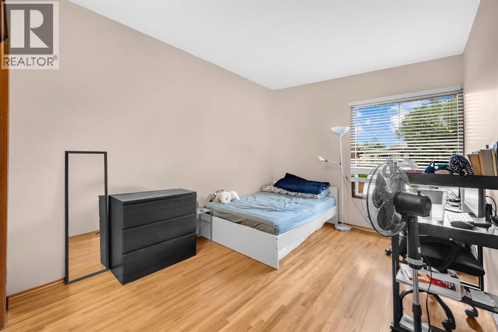 Multi-family House Bi-level for Sale in  Vance Place NW Varsity Calgary 