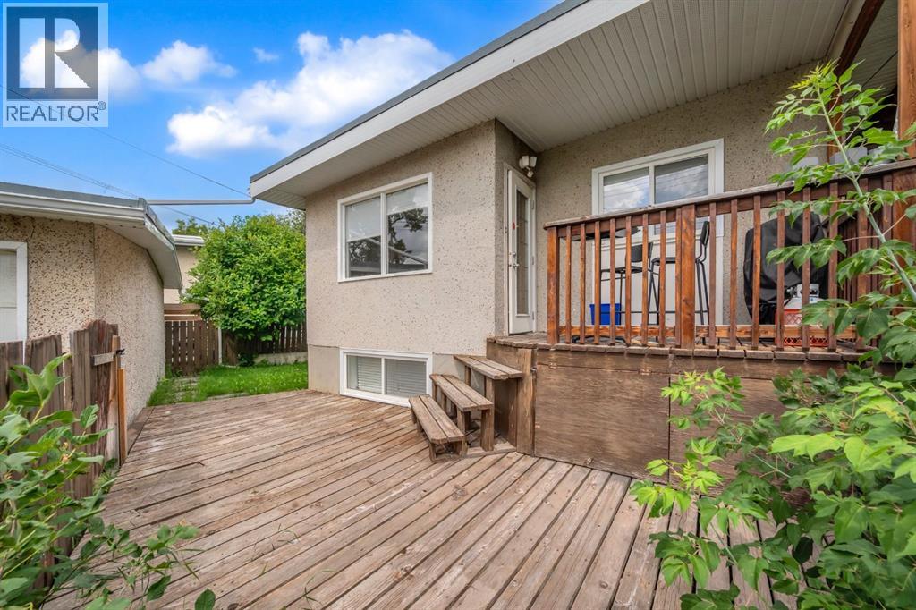 Multi-family House Bi-level for Sale in  Vance Place NW Varsity Calgary 
