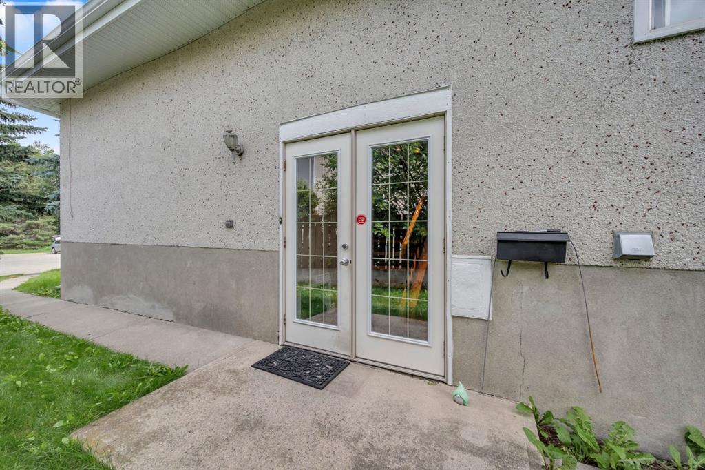 Multi-family House Bi-level for Sale in  Vance Place NW Varsity Calgary 