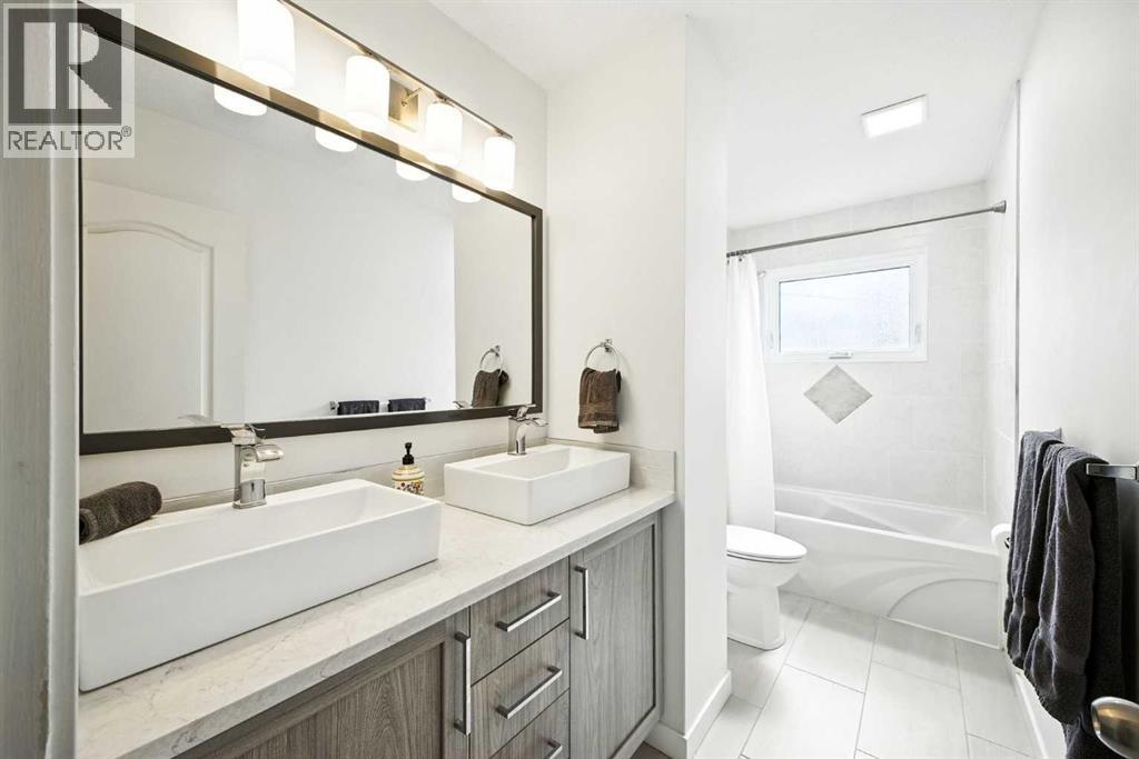 Single Family House 3 Level for Sale in  Huntford Green NE Huntington Hills Calgary 