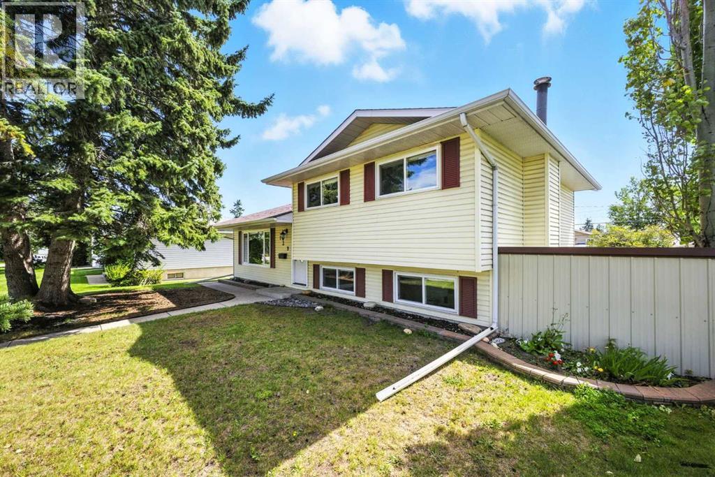 Single Family House 3 Level for Sale in  Huntford Green NE Huntington Hills Calgary 