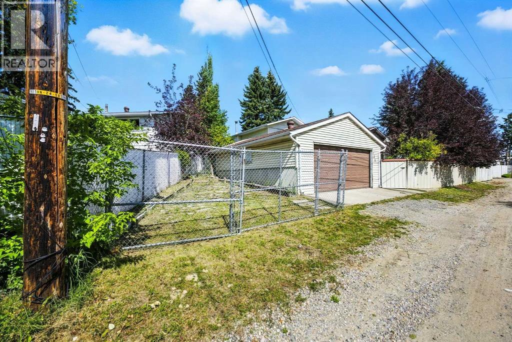 Single Family House 3 Level for Sale in  Huntford Green NE Huntington Hills Calgary 