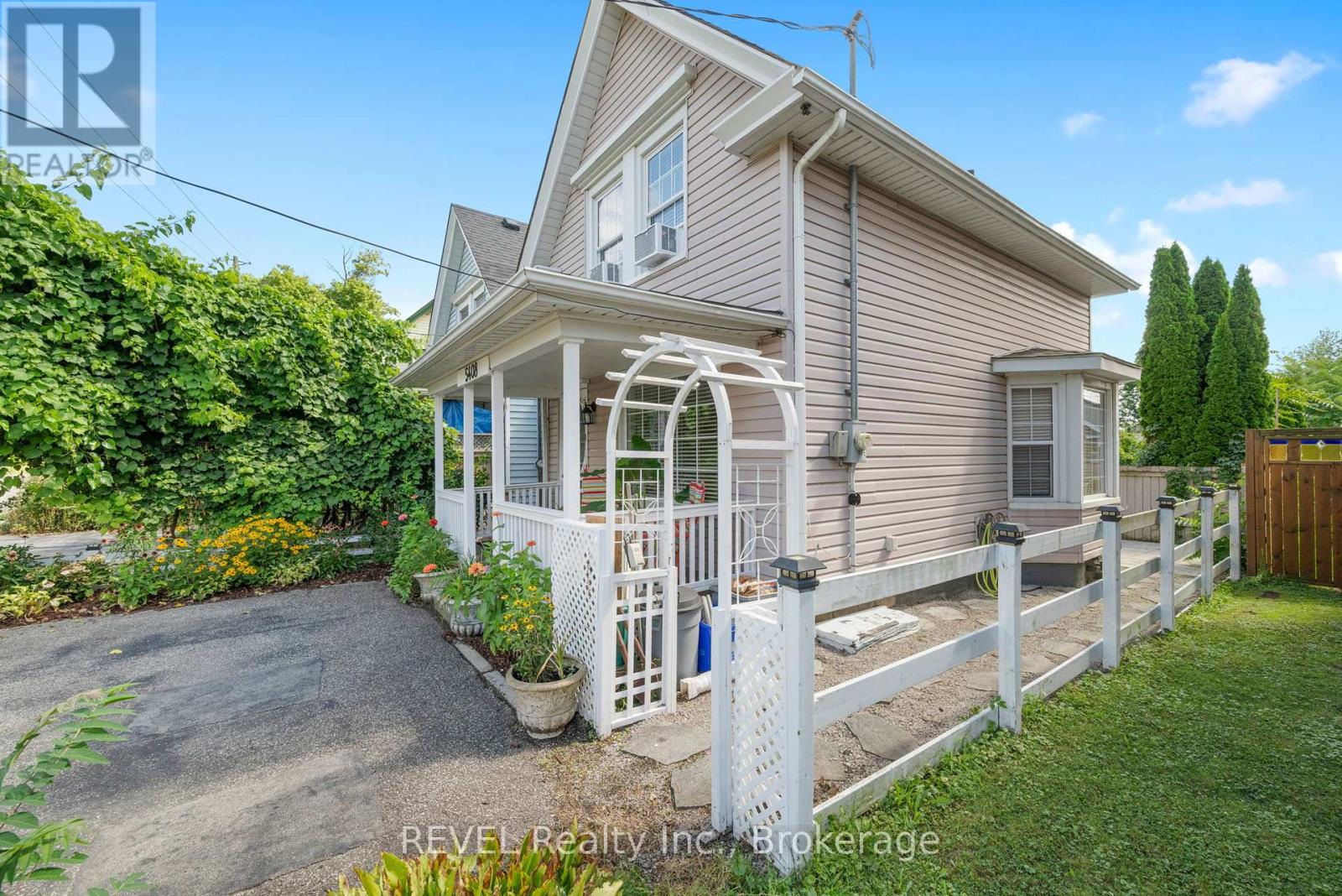 Photo 4 of 5408 Ontario Avenue, Niagara Falls ON