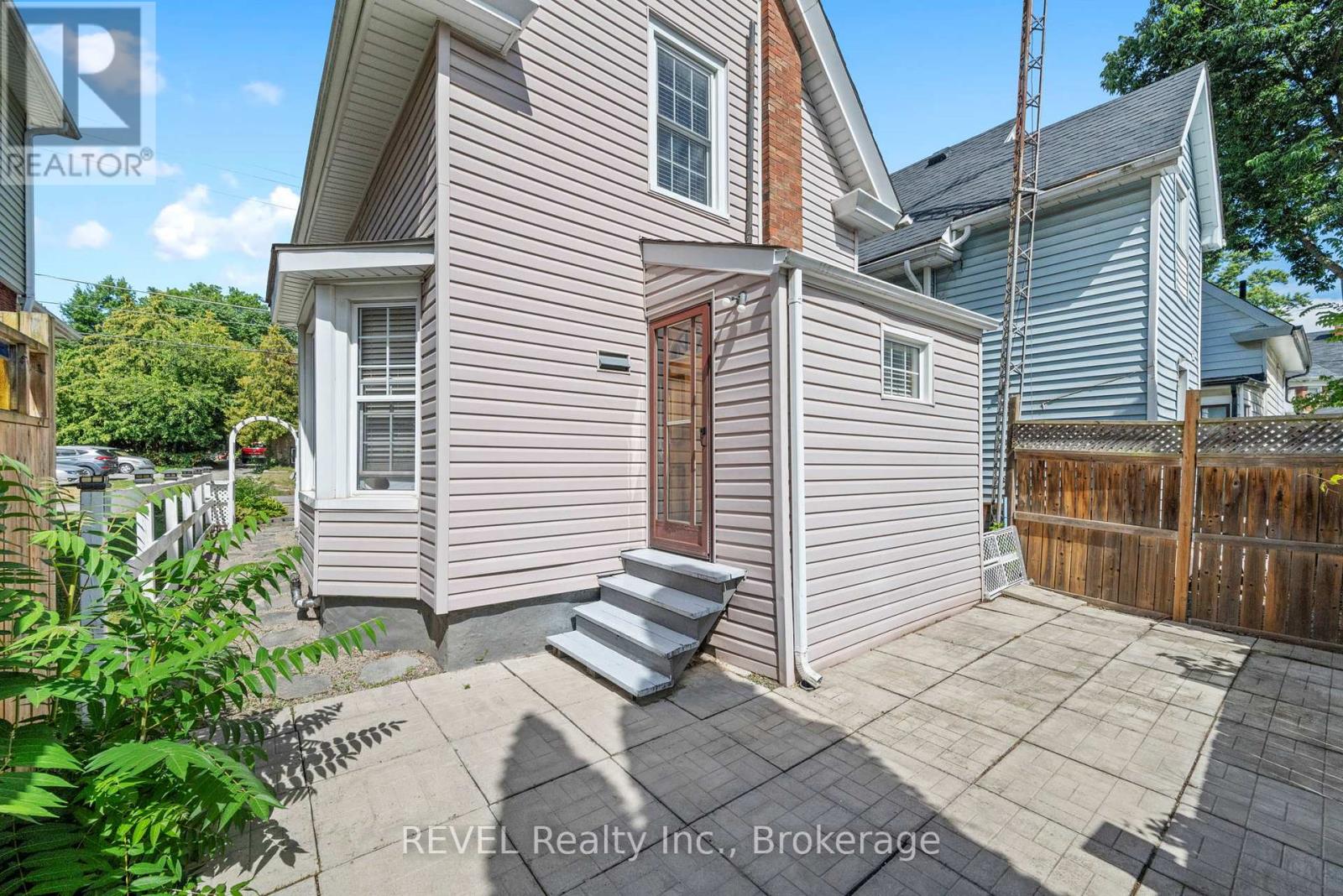Photo 5 of 5408 Ontario Avenue, Niagara Falls ON