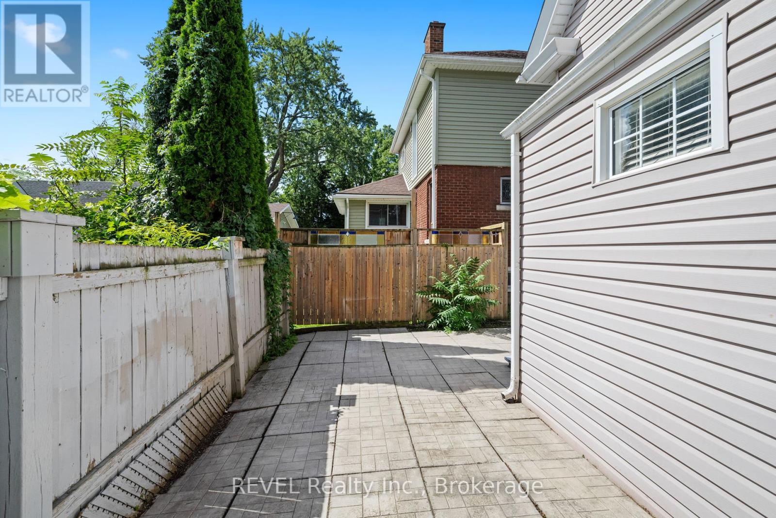 Photo 6 of 5408 Ontario Avenue, Niagara Falls ON