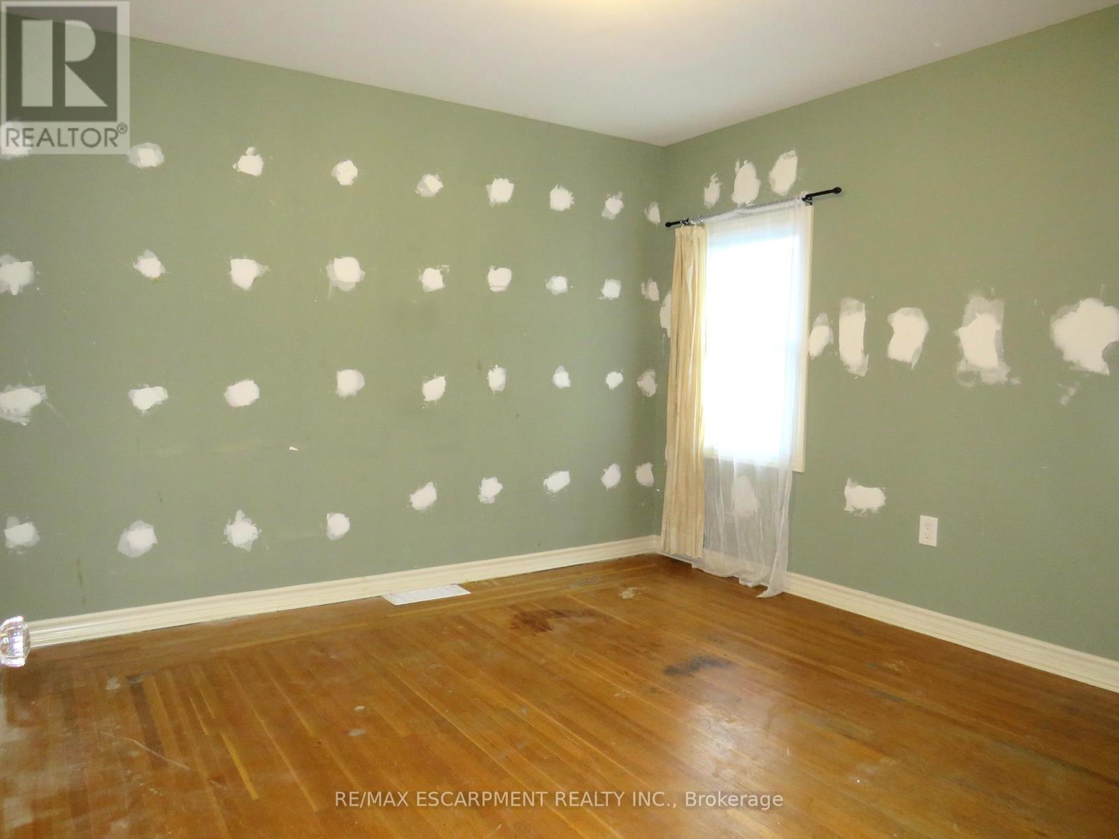 Photo 15 of 120 Sanford Avenue S, Hamilton ON