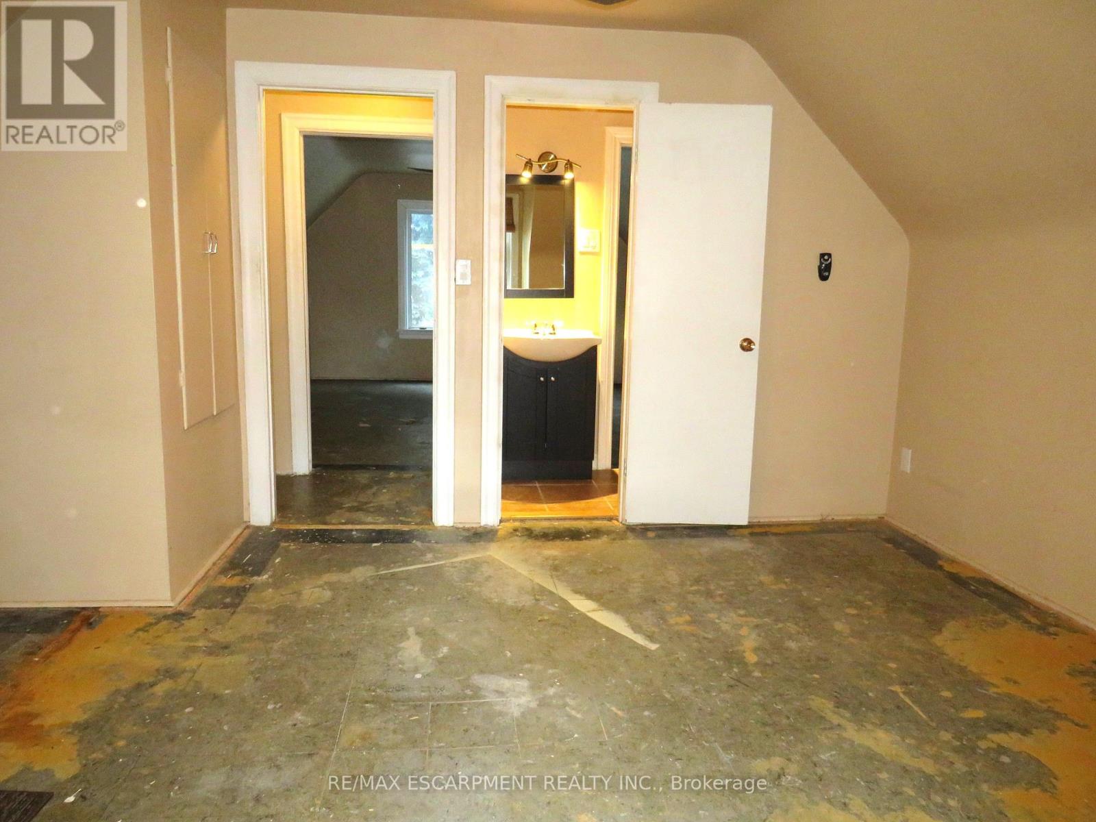 Photo 19 of 120 Sanford Avenue S, Hamilton ON