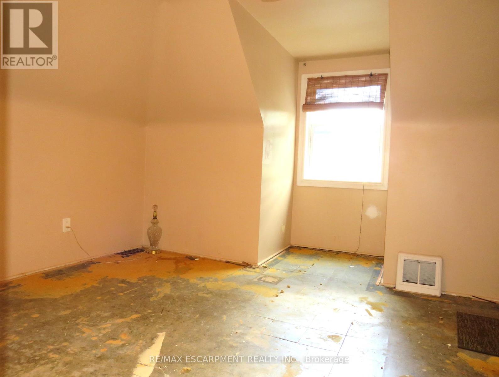Photo 20 of 120 Sanford Avenue S, Hamilton ON
