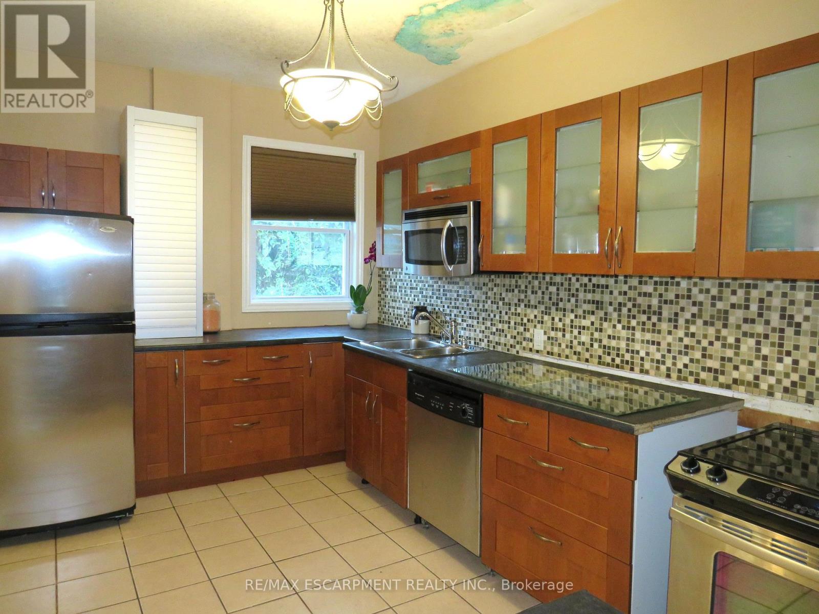 Photo 3 of 120 Sanford Avenue S, Hamilton ON
