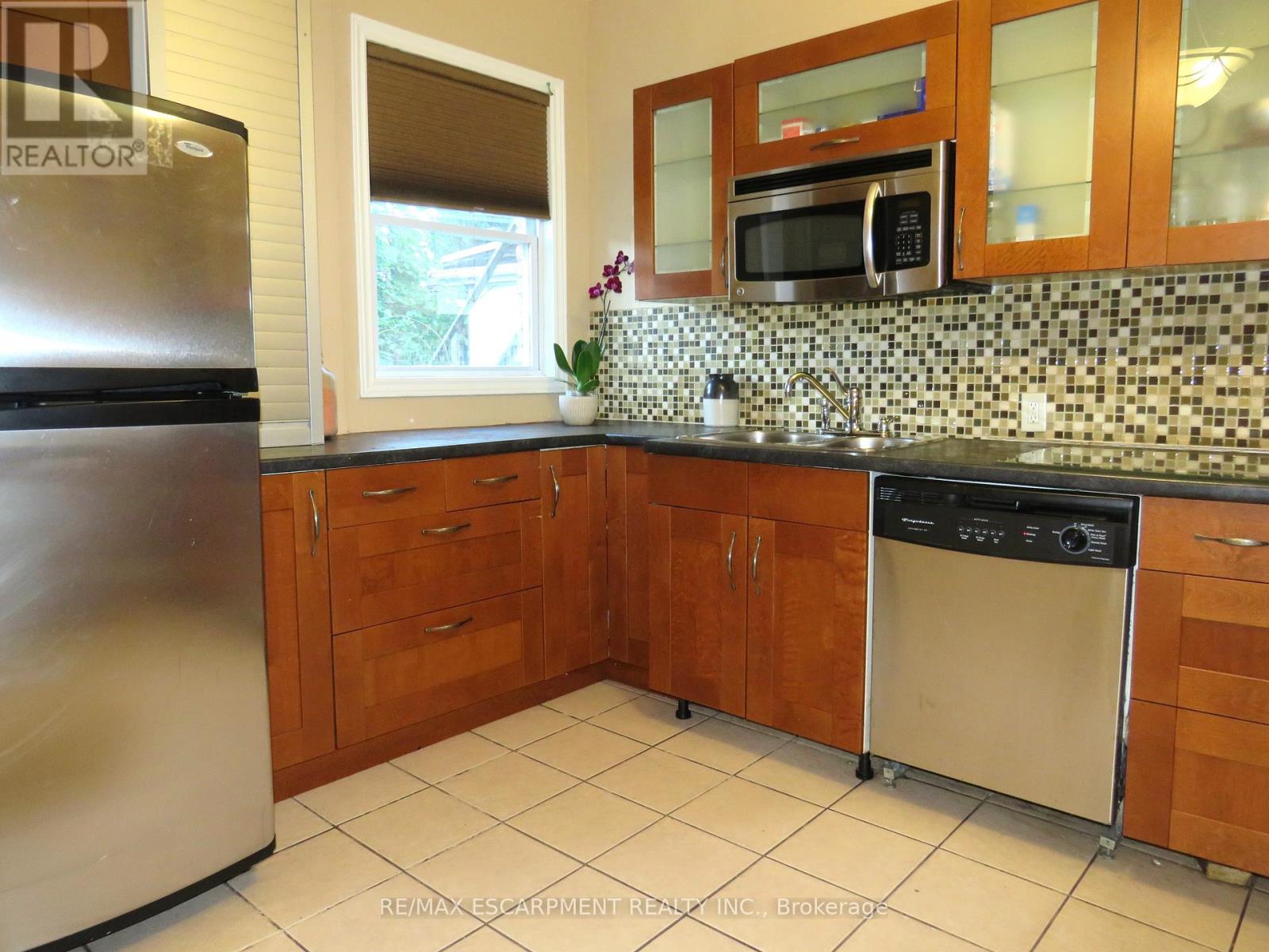 Photo 4 of 120 Sanford Avenue S, Hamilton ON