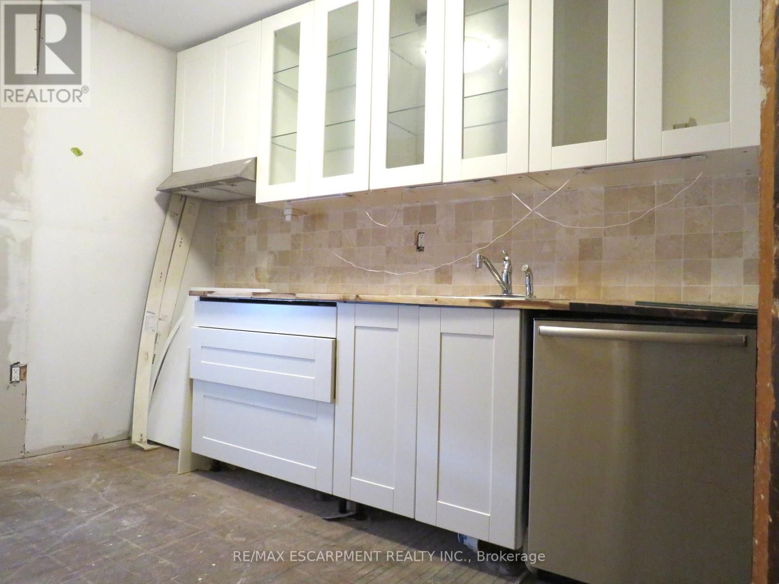 Photo 9 of 120 Sanford Avenue S, Hamilton ON