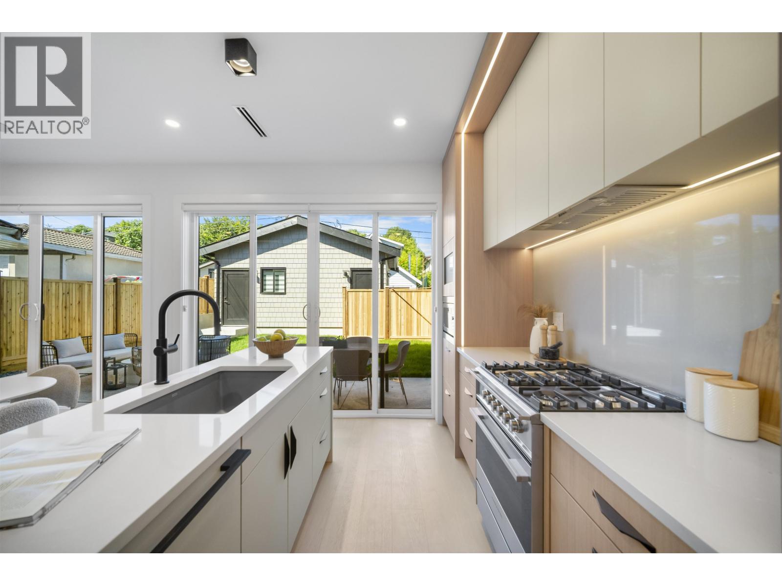 Photo 5 of 2 5033 Prince Albert Street, Vancouver BC