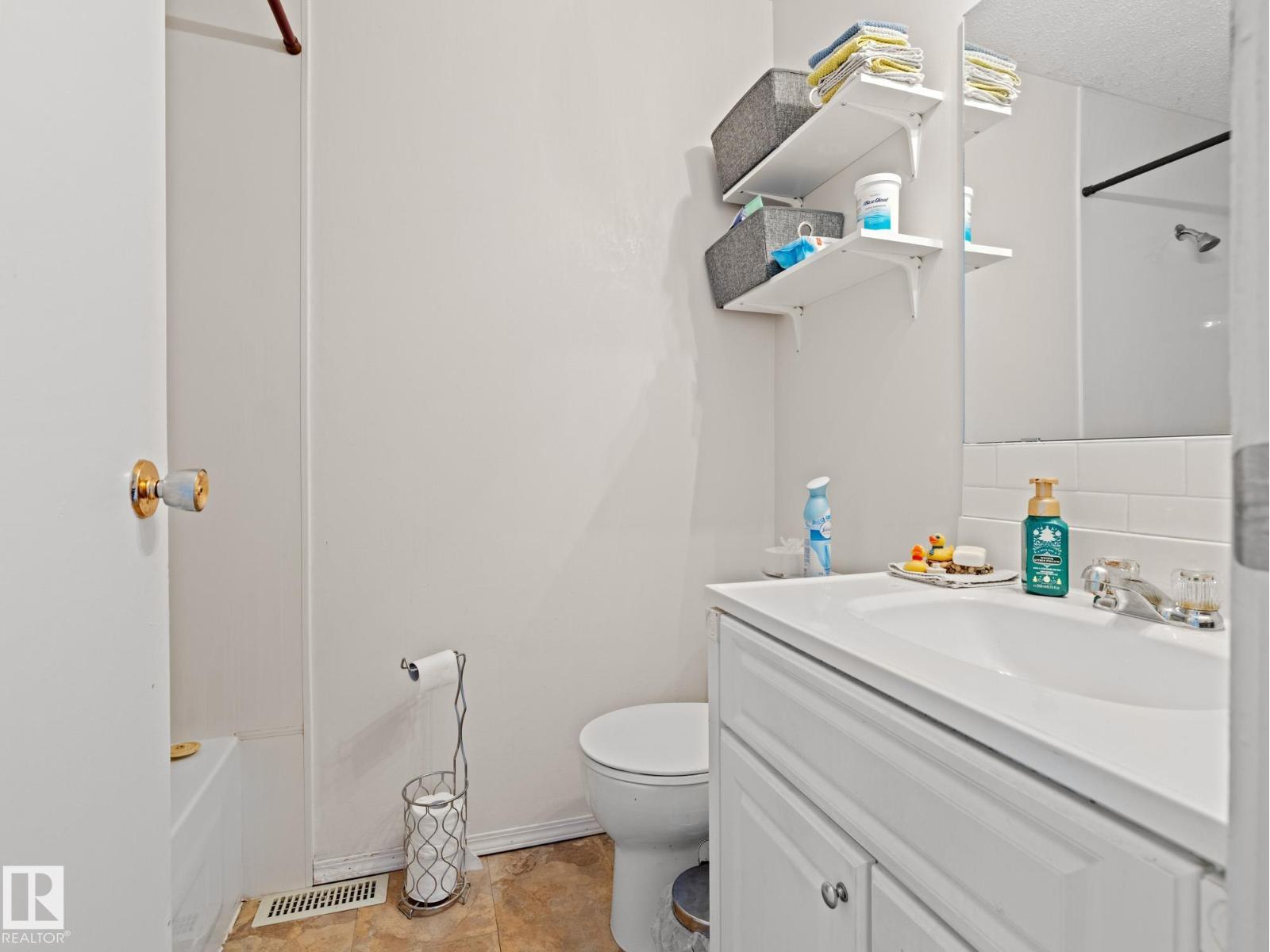 Photo 17 of 14615 116 St Nw, Edmonton AB