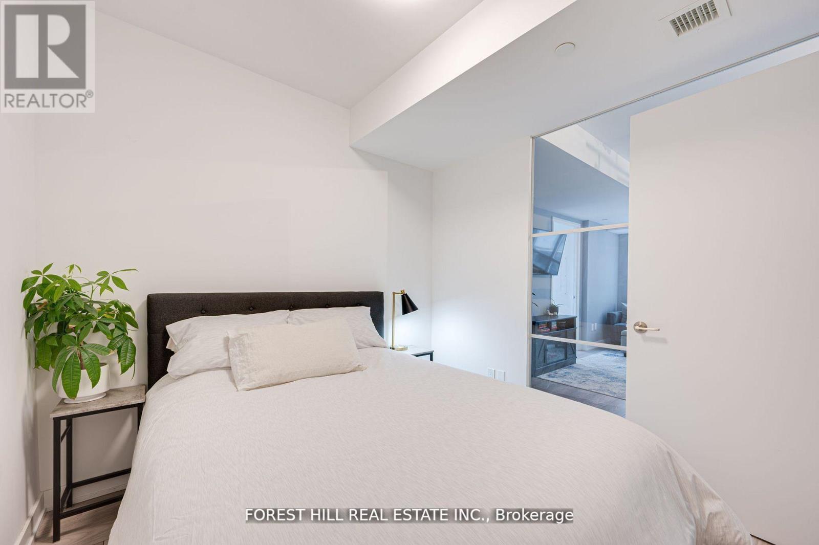 Photo 19 of 411 8 Tippett Road, Toronto ON