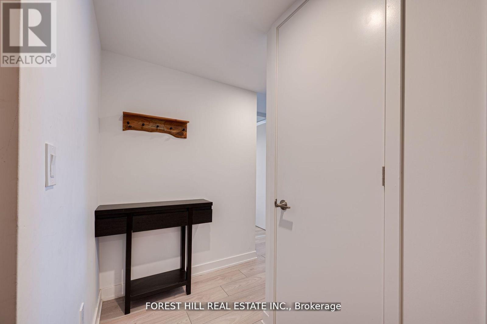 Photo 4 of 411 8 Tippett Road, Toronto ON