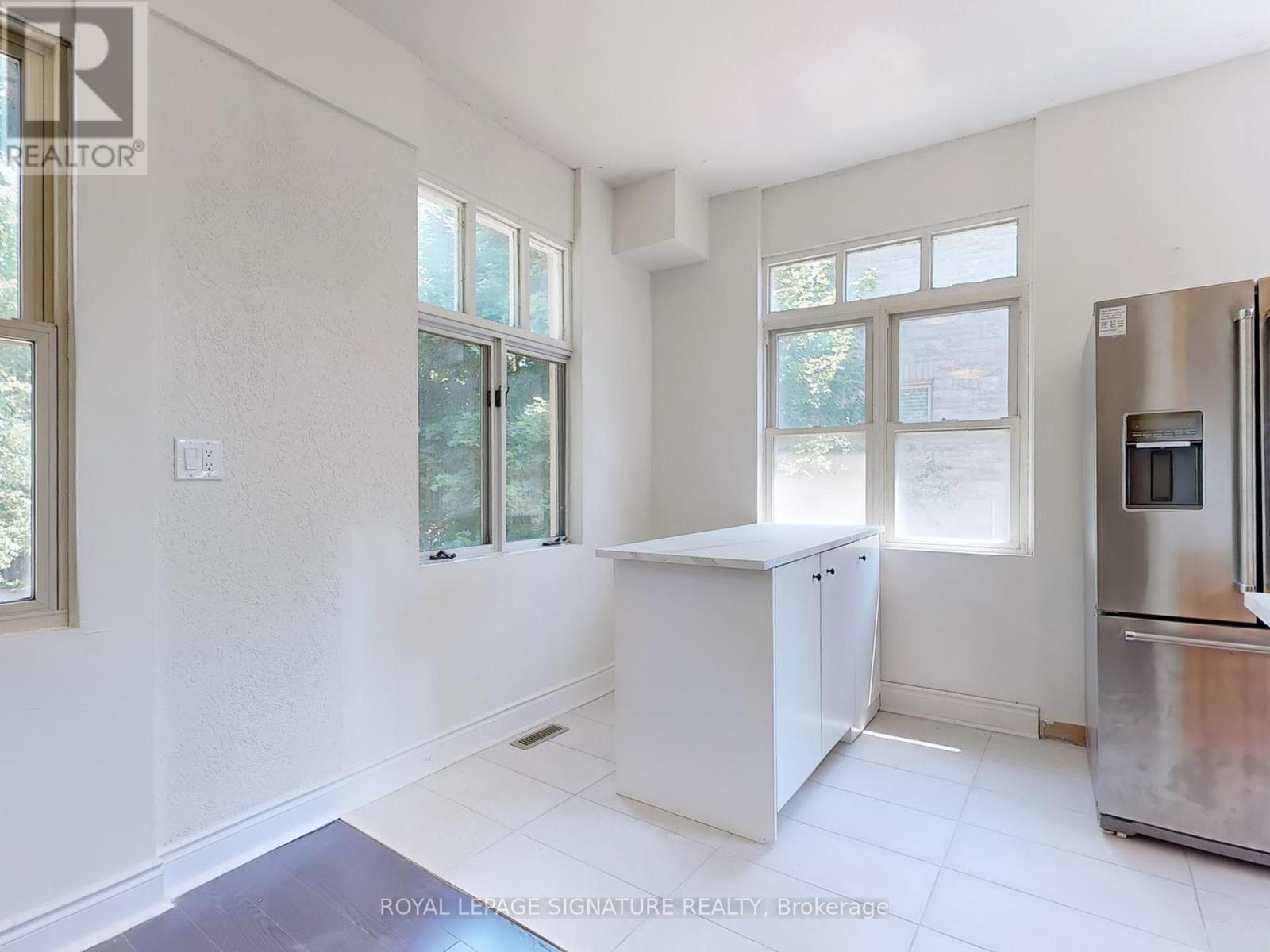 Photo 10 of 2 21 Yongeview Avenue, Richmond Hill ON