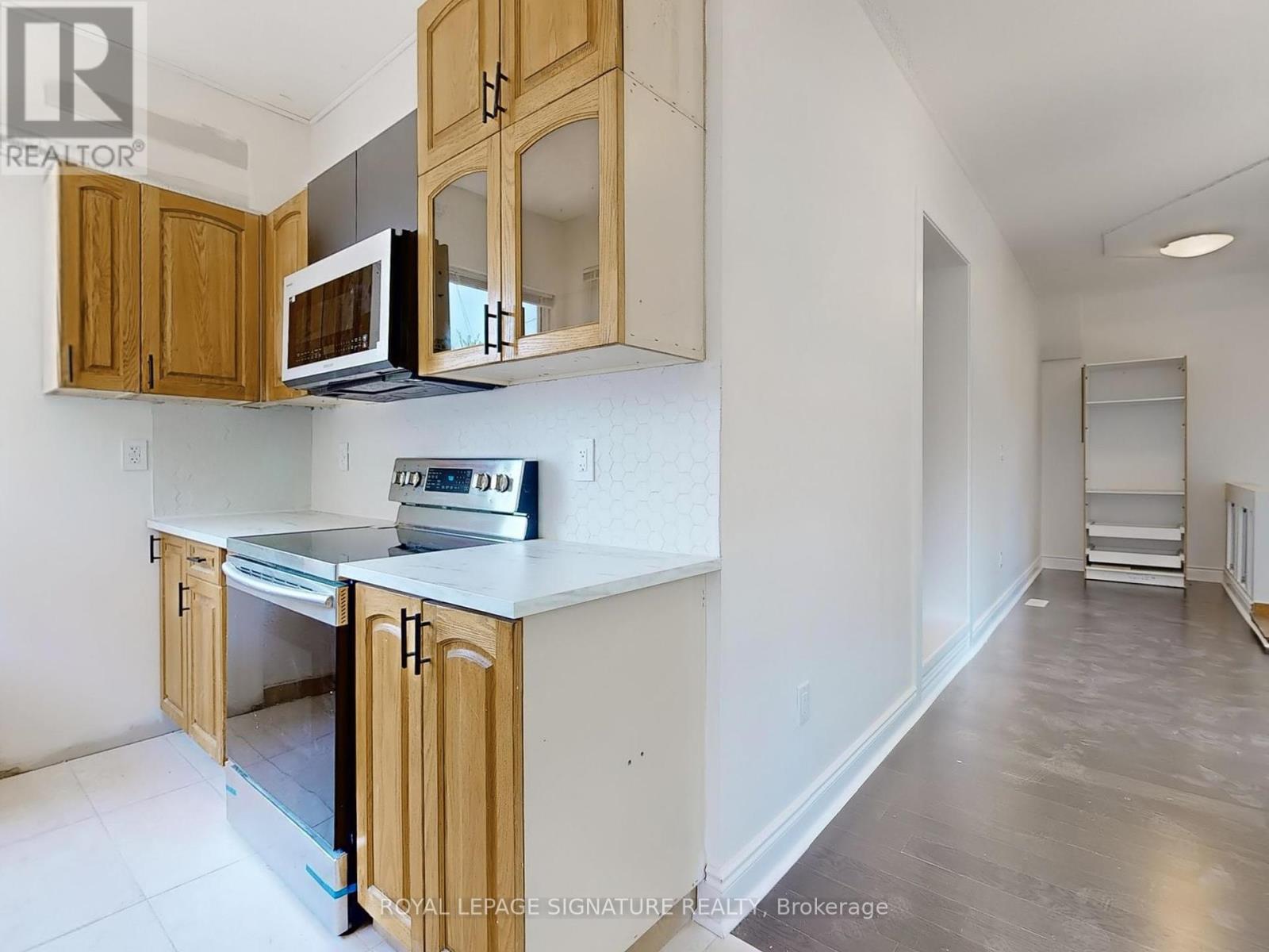 Photo 11 of 2 21 Yongeview Avenue, Richmond Hill ON