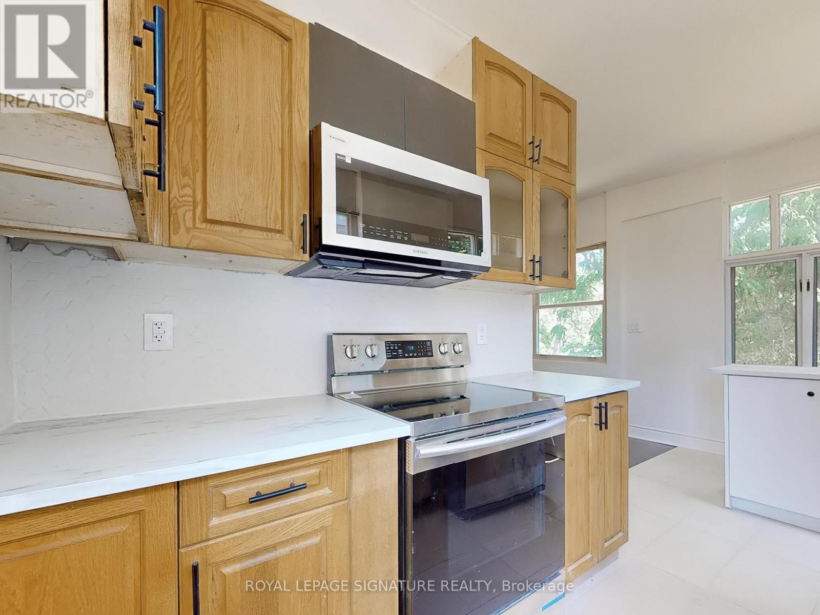 Photo 12 of 2 21 Yongeview Avenue, Richmond Hill ON