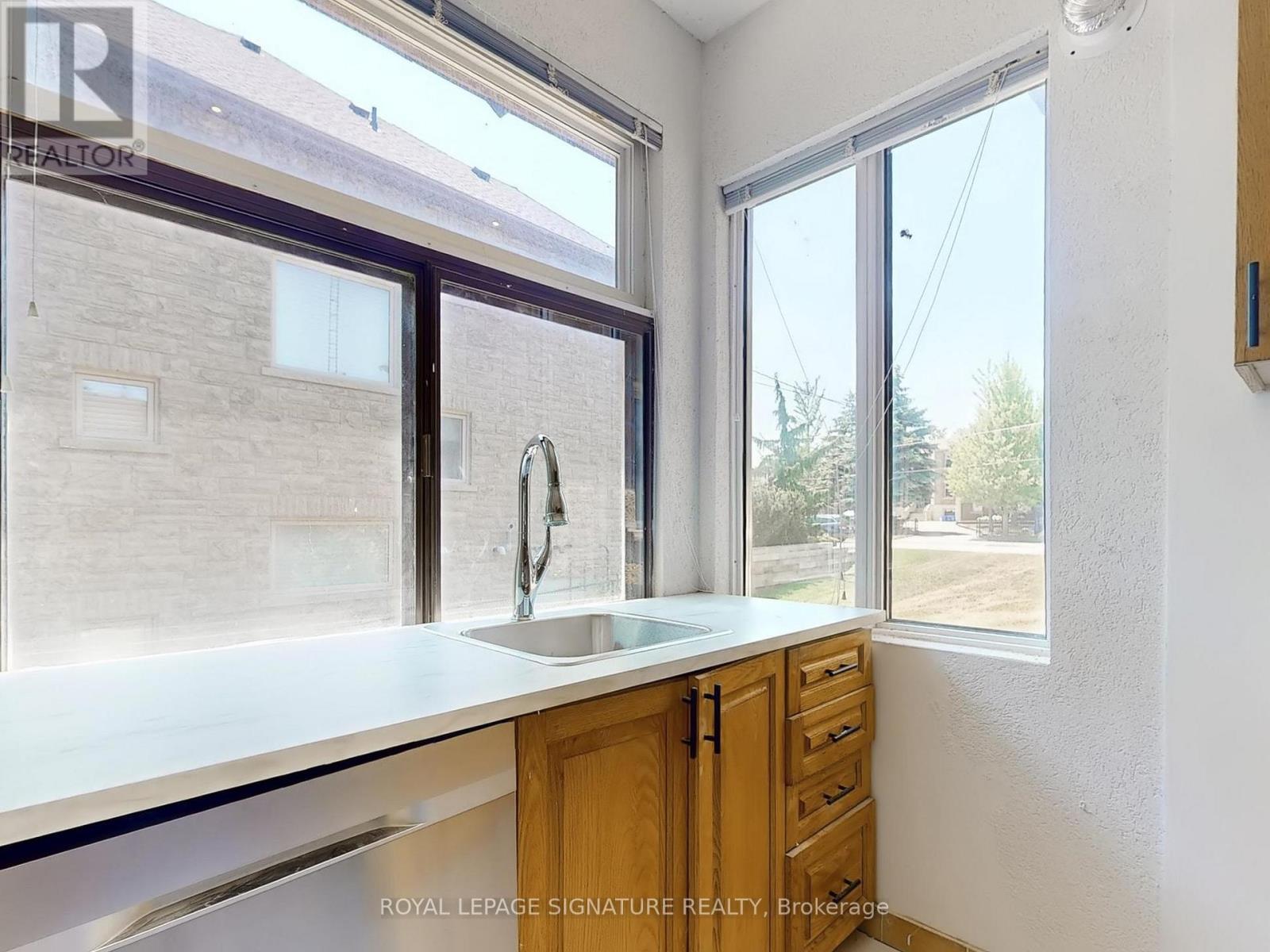 Photo 13 of 2 21 Yongeview Avenue, Richmond Hill ON