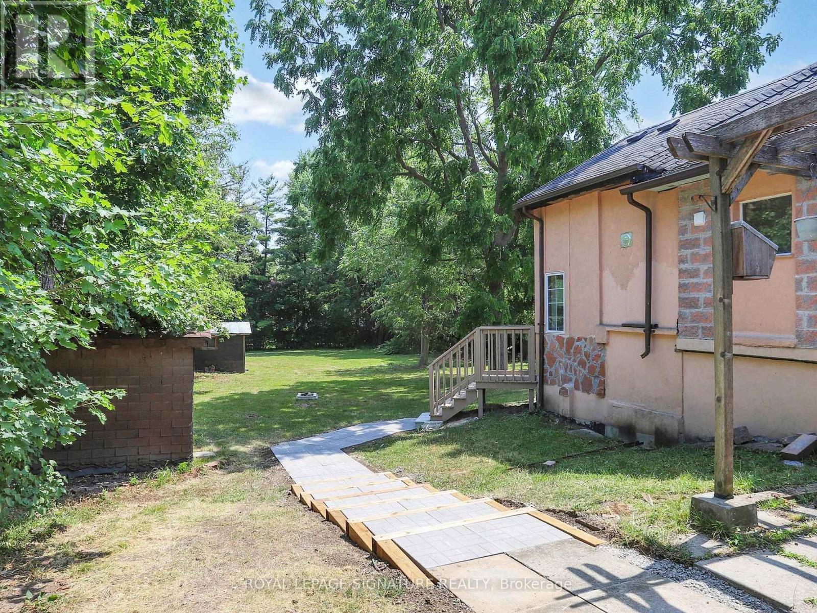 Photo 21 of 2 21 Yongeview Avenue, Richmond Hill ON
