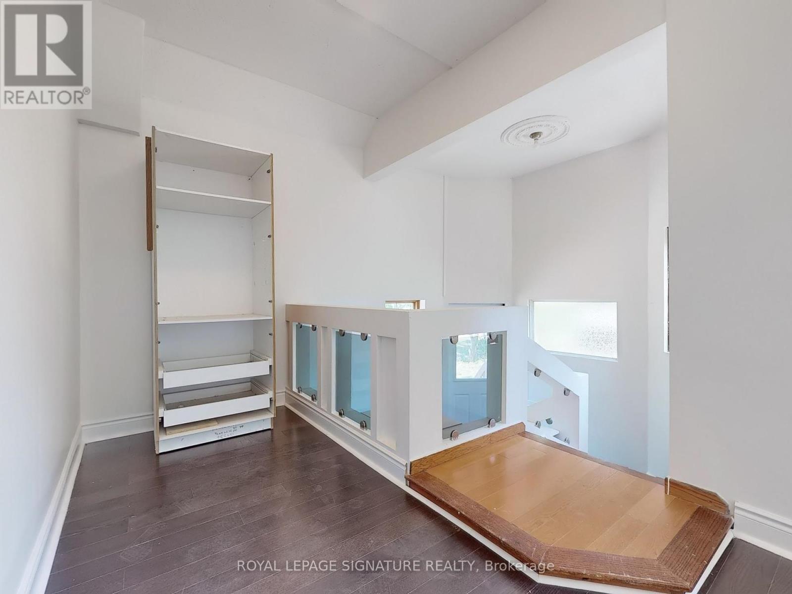 Photo 3 of 2 21 Yongeview Avenue, Richmond Hill ON