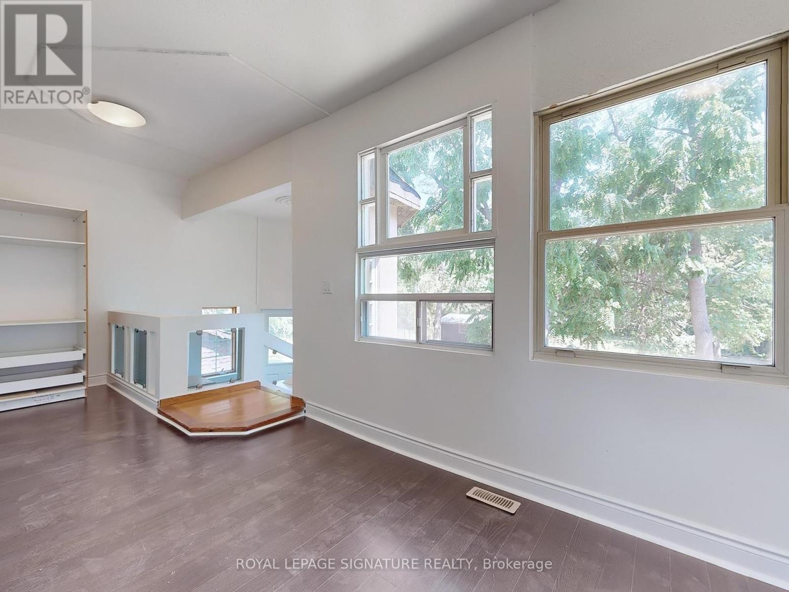 Photo 7 of 2 21 Yongeview Avenue, Richmond Hill ON