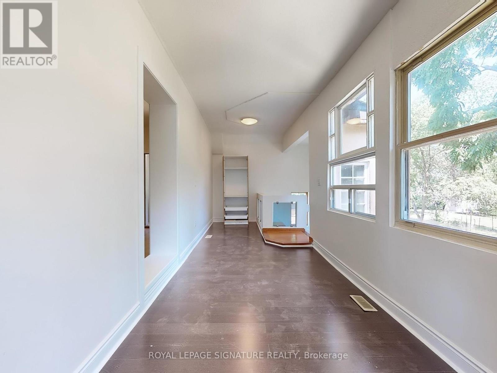 Photo 8 of 2 21 Yongeview Avenue, Richmond Hill ON