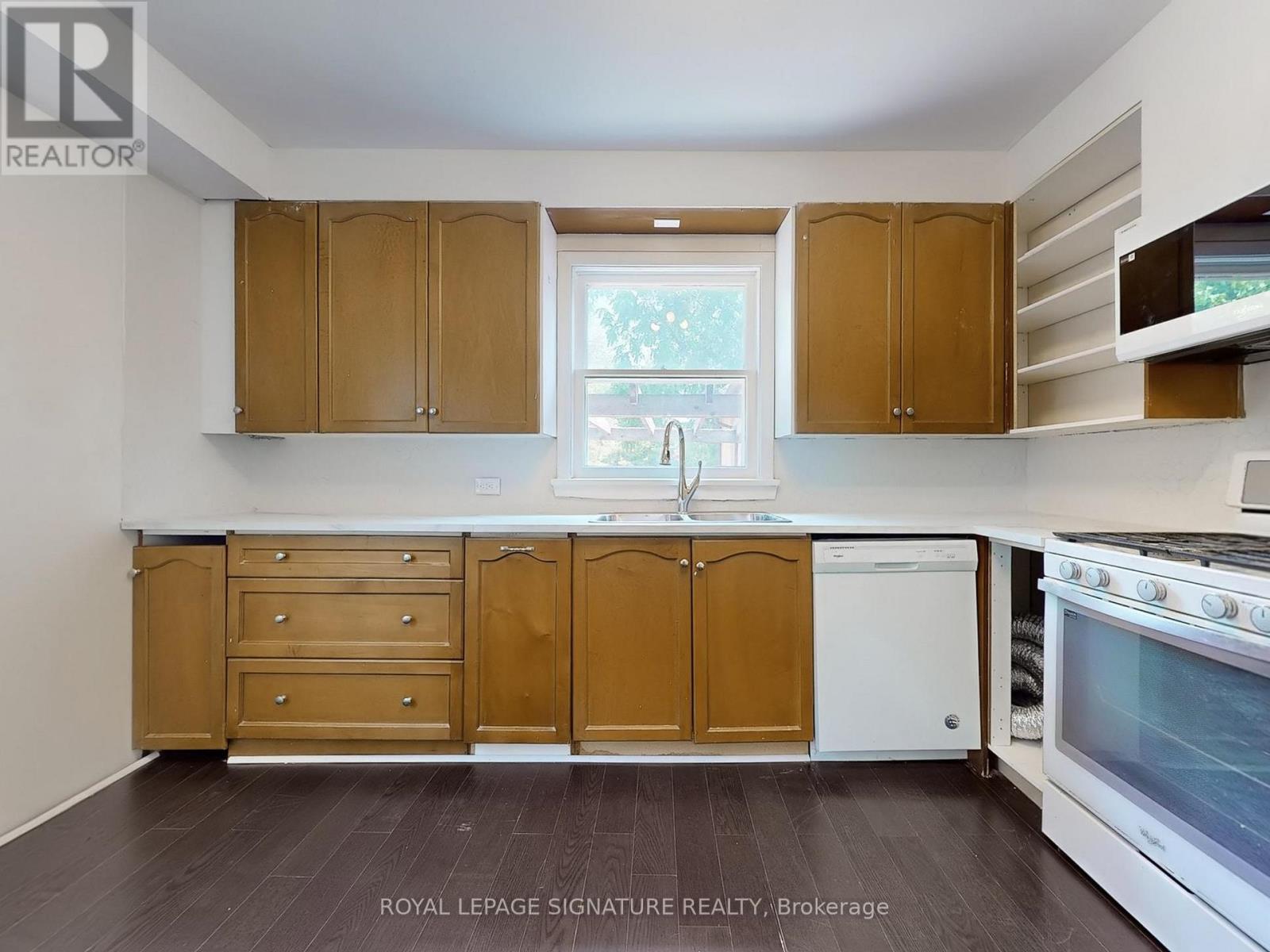 Photo 11 of 1 21 Yongeview Avenue, Richmond Hill ON