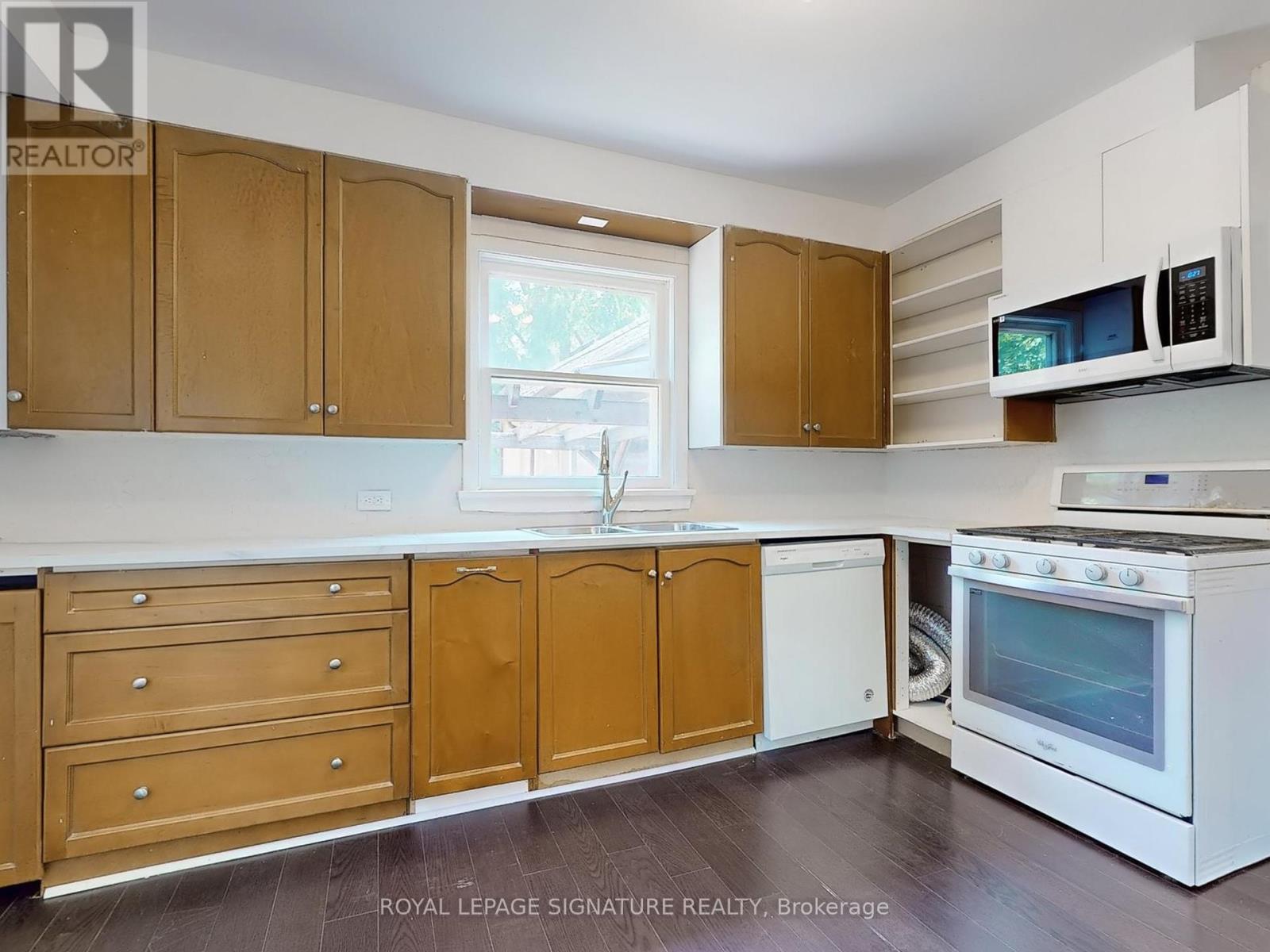 Photo 12 of 1 21 Yongeview Avenue, Richmond Hill ON