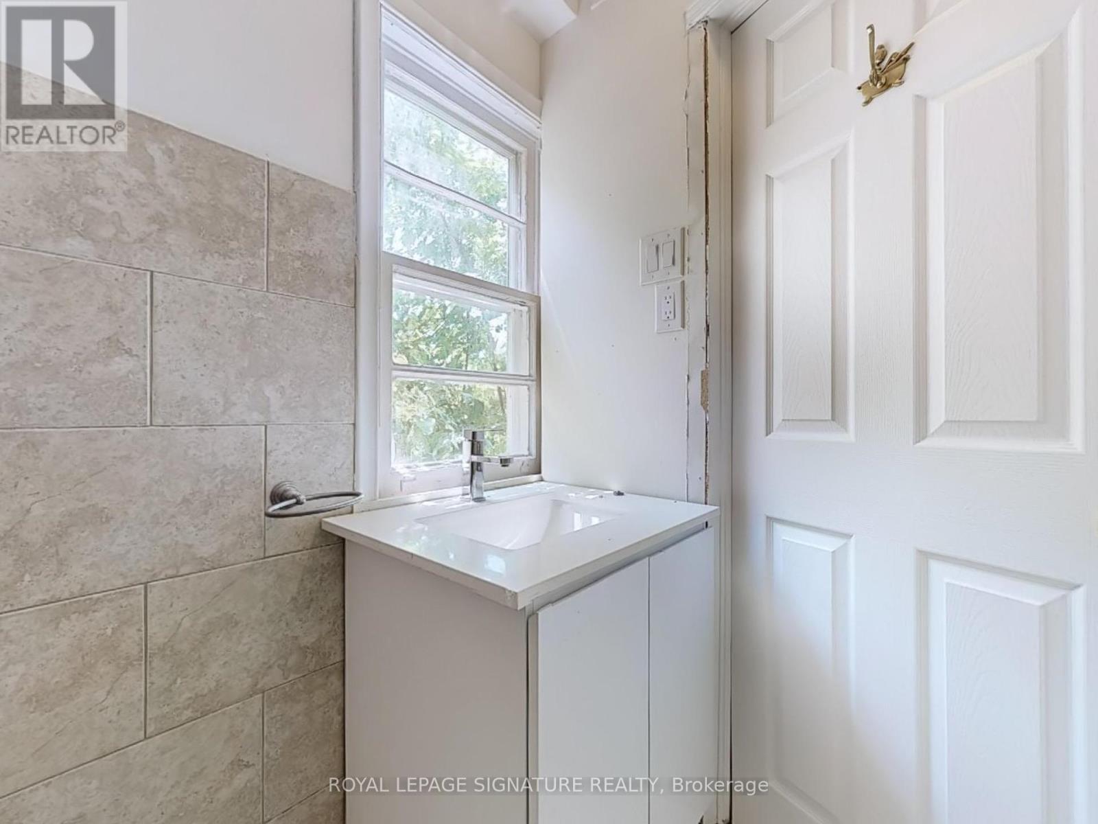 Photo 16 of 1 21 Yongeview Avenue, Richmond Hill ON