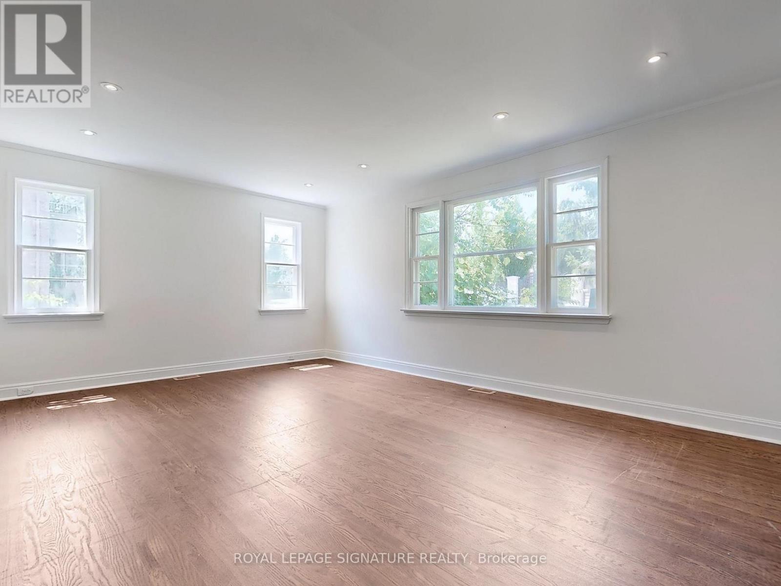 Photo 2 of 1 21 Yongeview Avenue, Richmond Hill ON