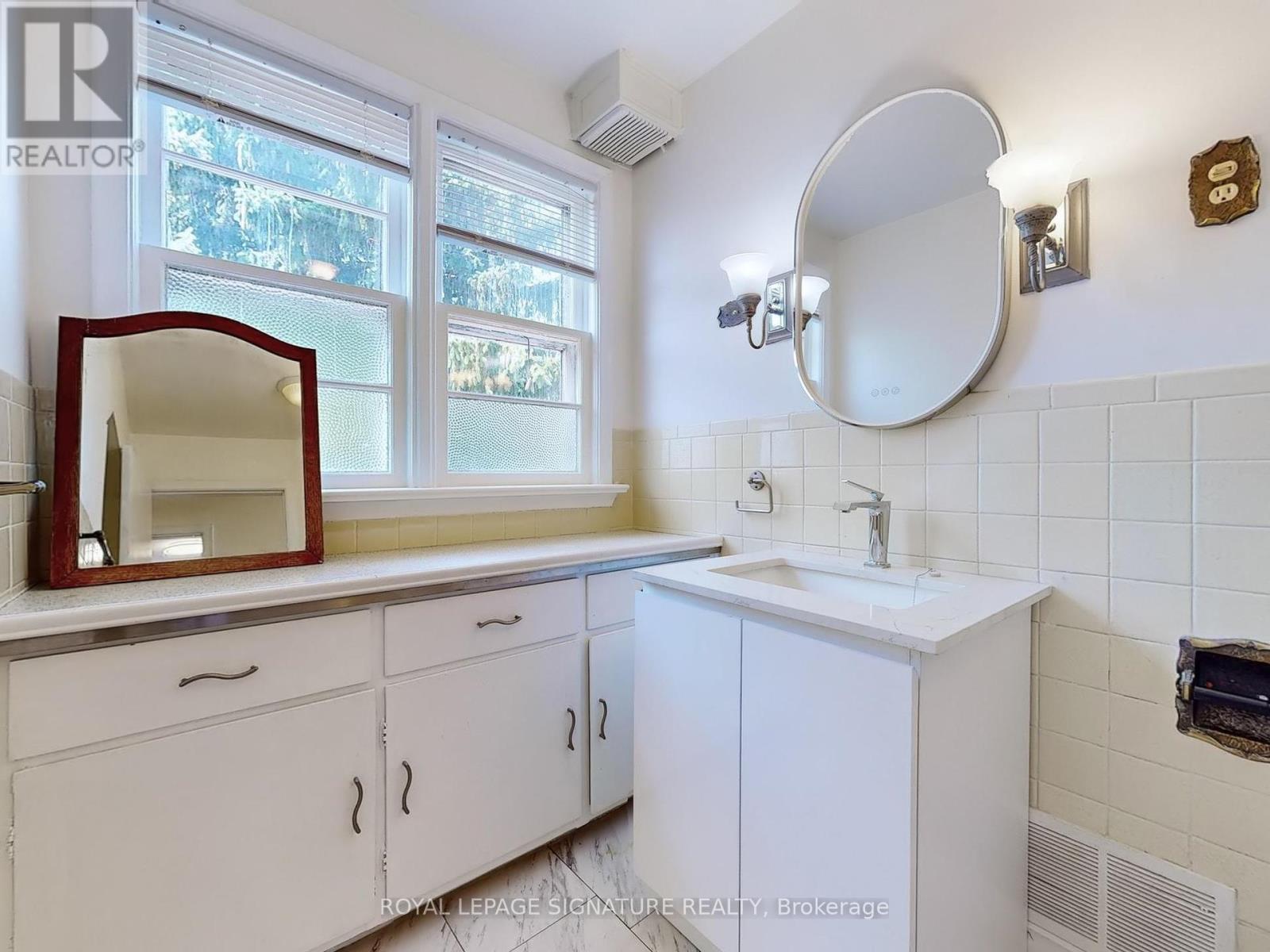 Photo 29 of 1 21 Yongeview Avenue, Richmond Hill ON