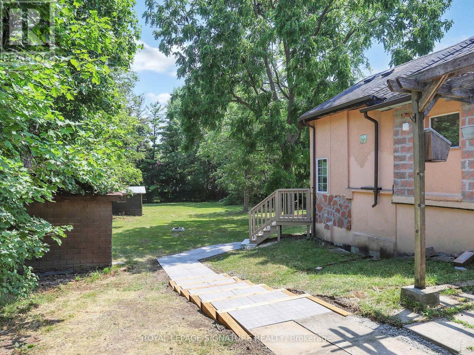 Photo 32 of 1 21 Yongeview Avenue, Richmond Hill ON
