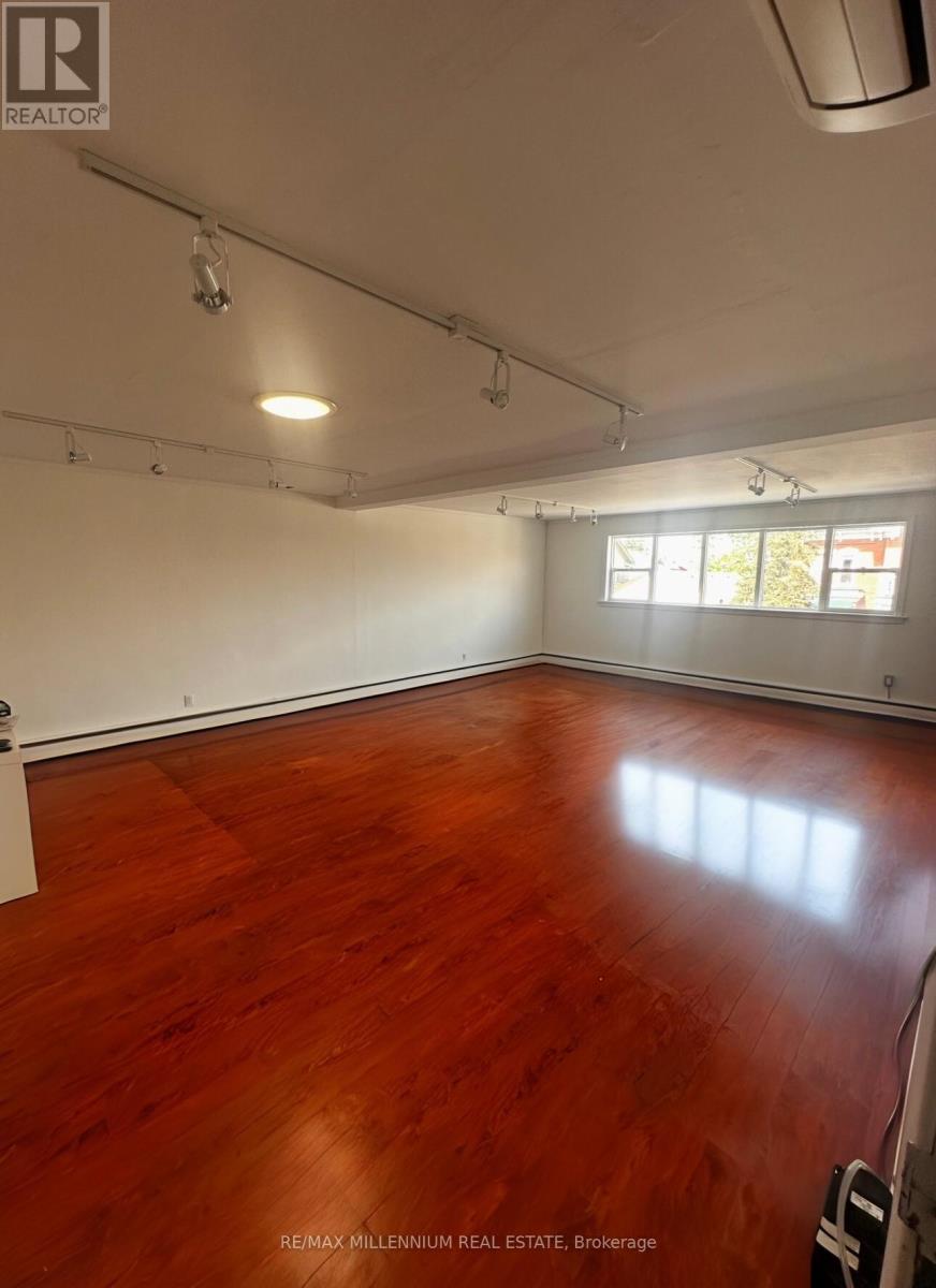 Photo 2 of Upper 1 224 Queen Street S, Mississauga ON